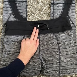 Lululemon cropped 23” leggings size 6. Multicolor - excellent condition